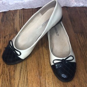 Cream and black ballet flats aerosoles